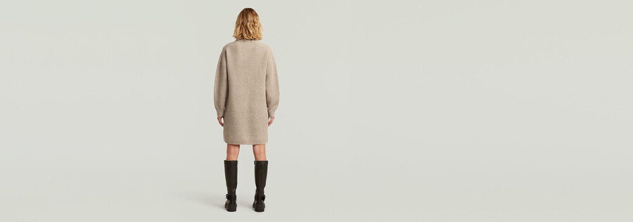 abito in maglia larga con trecce