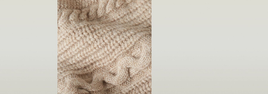 abito in maglia larga con trecce