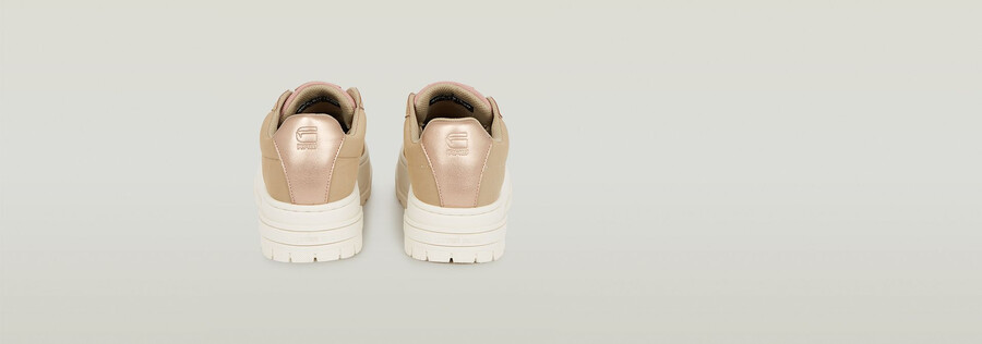 lhana ii met sneakers