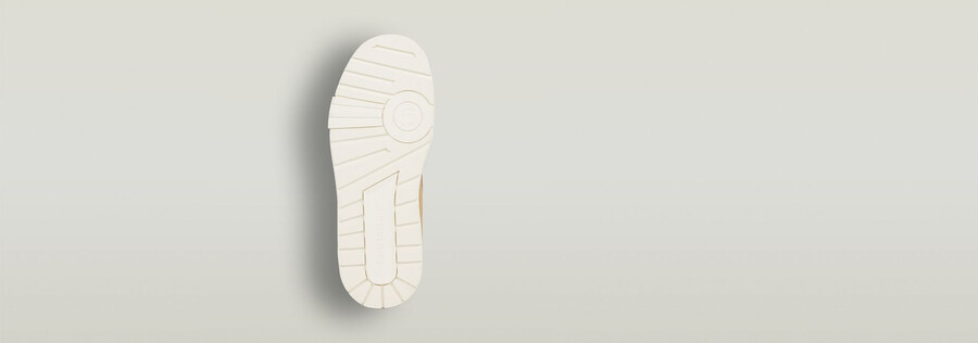 lhana ii met sneakers