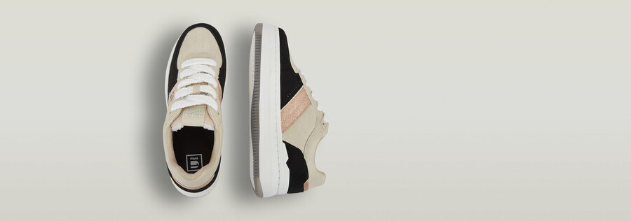 eve met sneakers