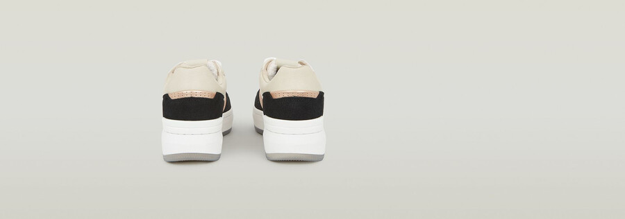 eve met sneakers