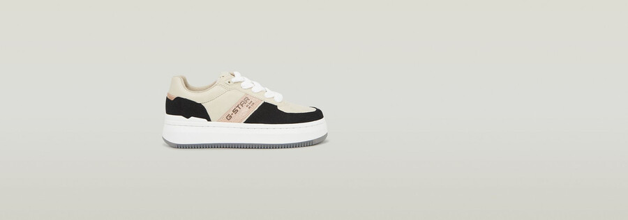 eve met sneakers