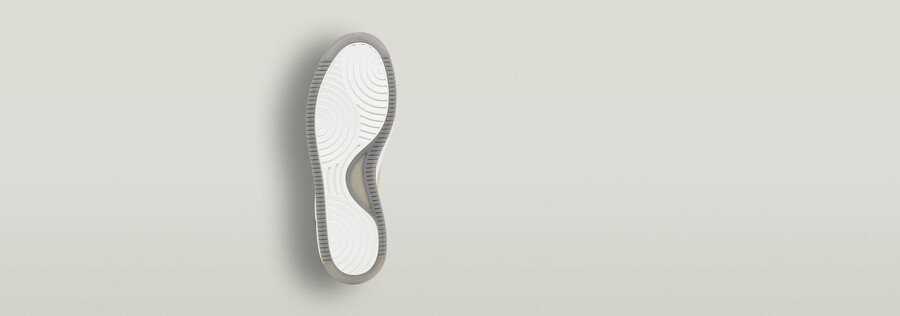 eve met sneakers