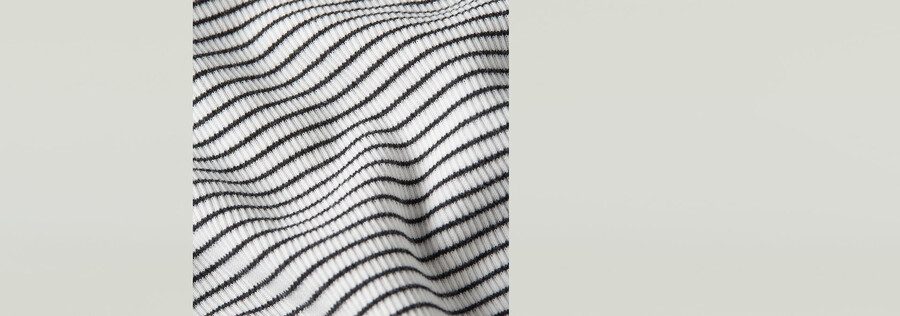 t-shirt slim a righe finte