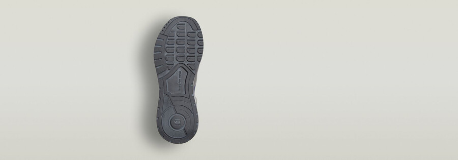 sneakers aver contrast