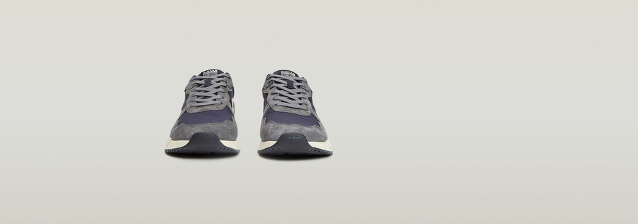 sneakers aver contrast
