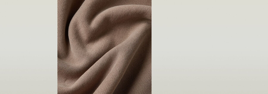 maglione con logo sovratinto
