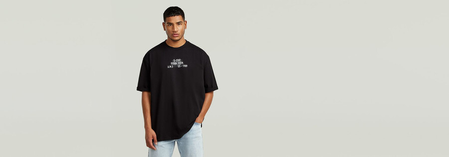 t-shirt rilassata con grafica multi-tecnica